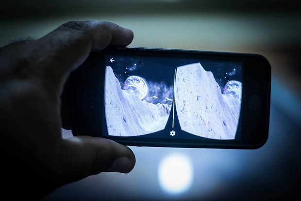 Utilizando aplicativos de celular, os óculos de realidade virtual permitem aos estudantes 